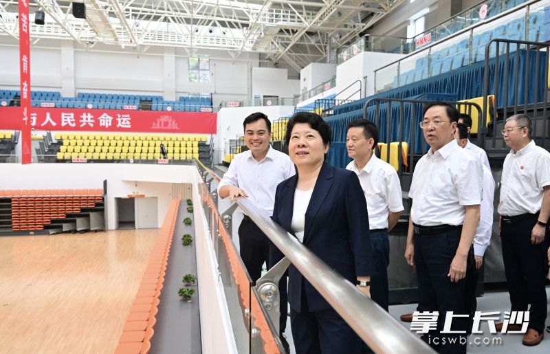 7月3日,省委常委、市委书记吴桂英在beat365亚洲体育在线官网江湾体育馆调研。 7月3日,省委常委、市委书记吴桂英在beat365亚洲体育在线官网江湾体育馆调研。