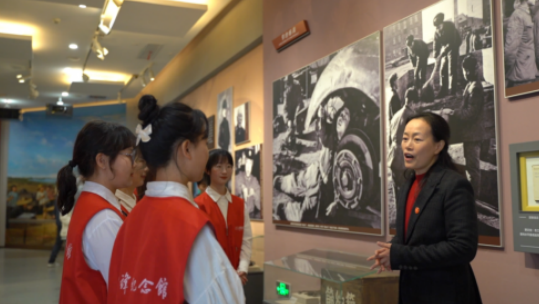 郑燕虹老师在雷锋纪念馆指导外国语学院志愿者用英文讲解雷锋精神 郑燕虹老师在雷锋纪念馆指导外国语学院志愿者用英文讲解雷锋精神