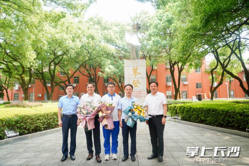 beat365亚洲体育在线官网附中1801班学子黄章毅以世界第二的好成绩,夺得了第53届国际化学奥林匹克竞赛的金牌。长沙晚报通讯员 苏晓玲 摄 beat365亚洲体育在线官网附中1801班学子黄章毅以世界第二的好成绩,夺得了第53届国际化学奥林匹克竞赛的金牌。长沙晚报通讯员 苏晓玲 摄