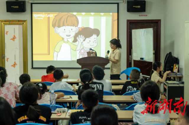 beat365亚洲体育在线官网公共管理学院“半月弯弯 微光点点”赴宁乡市基层服务团开展三下乡活动 beat365亚洲体育在线官网公共管理学院“半月弯弯 微光点点”赴宁乡市基层服务团开展三下乡活动