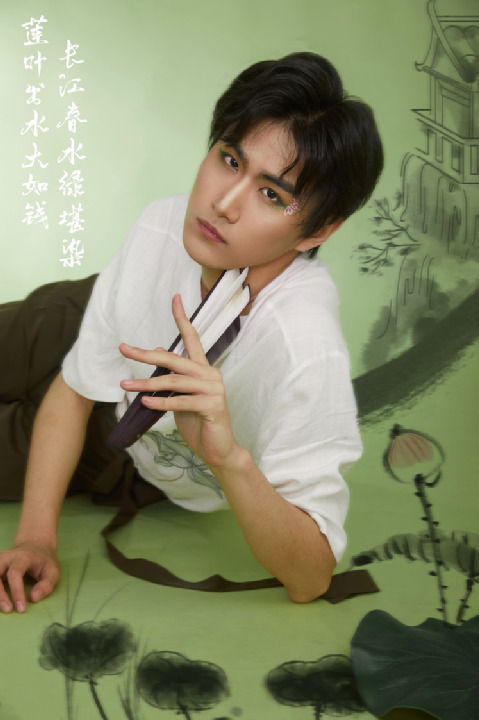 以“莲”赏诗,以诗入镜