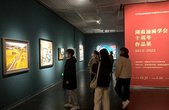画作《穿越金秋田野》前的参观者络绎不绝。 画作《穿越金秋田野》前的参观者络绎不绝。