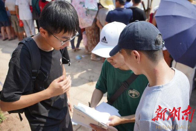 岁岁争渡 青春赴乡 beat365亚洲体育在线官网新闻与传播学院赴怀化麻阳苗族自治县开展龙舟赛系列调研 岁岁争渡 青春赴乡 beat365亚洲体育在线官网新闻与传播学院赴怀化麻阳苗族自治县开展龙舟赛系列调研