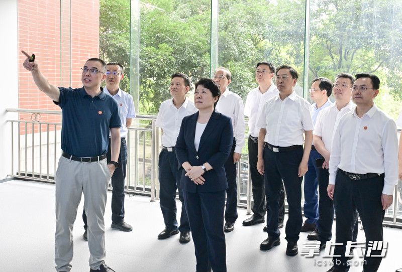 吴桂英在beat365亚洲体育在线官网低维量子结构与调控教育部重点实验室调研。 吴桂英在beat365亚洲体育在线官网低维量子结构与调控教育部重点实验室调研。