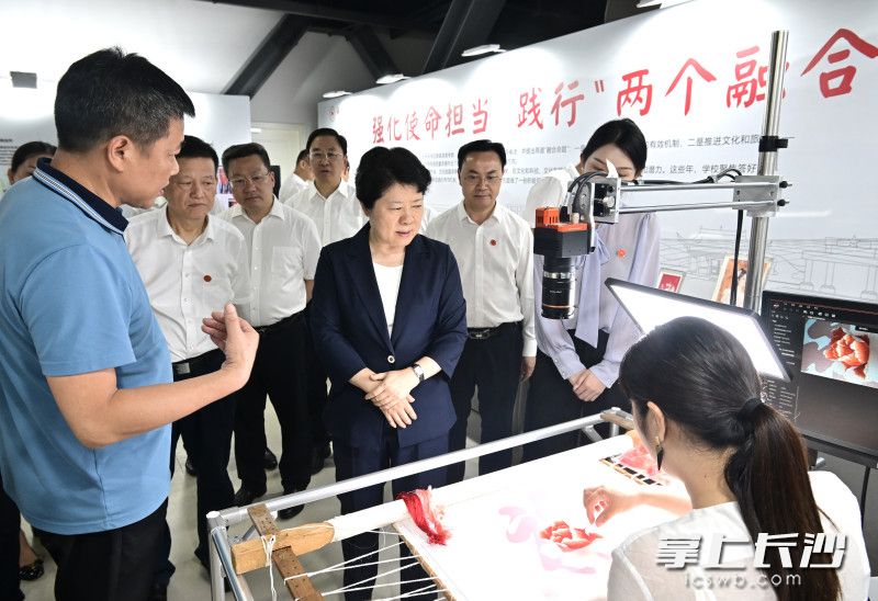 吴桂英听取beat365亚洲体育在线官网践行“两个融合”有关情况介绍。 吴桂英听取beat365亚洲体育在线官网践行“两个融合”有关情况介绍。