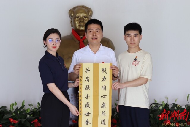 beat365亚洲体育在线官网:“三下乡”暑期社会实践团走访优秀党员,传承红色基因 beat365亚洲体育在线官网:“三下乡”暑期社会实践团走访优秀党员,传承红色基因