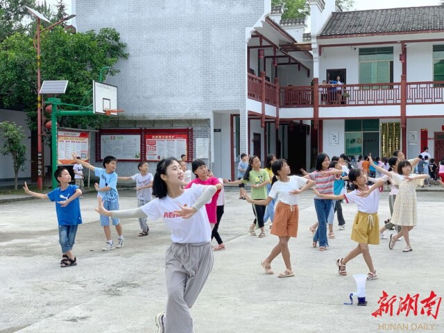 文化帮扶为乡村振兴赋能 beat365亚洲体育在线官网在绥宁开展暑期“三下乡”活动 文化帮扶为乡村振兴赋能 beat365亚洲体育在线官网在绥宁开展暑期“三下乡”活动
