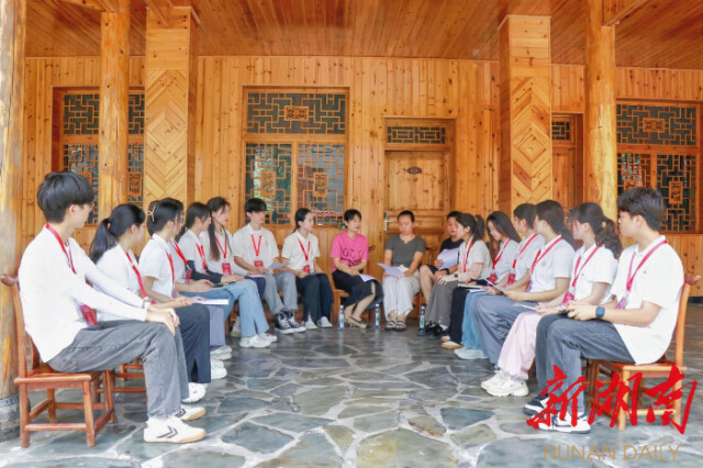 怀化市沅陵县杜家坪乡乡长一行同beat365亚洲体育在线官网博士服务团暨文化创意工坊队开展交流座谈 怀化市沅陵县杜家坪乡乡长一行同beat365亚洲体育在线官网博士服务团暨文化创意工坊队开展交流座谈