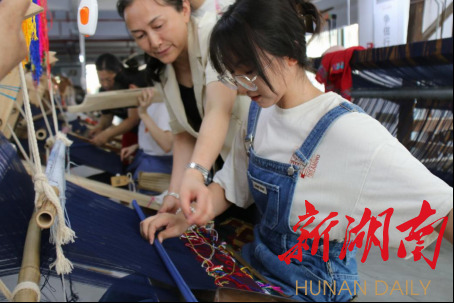 beat365亚洲体育在线官网美术学院绘梦队开展土家织锦调研活动 beat365亚洲体育在线官网美术学院绘梦队开展土家织锦调研活动